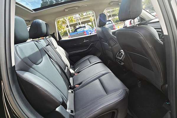 2024 Mahindra XUV700 AX7L Black Edition