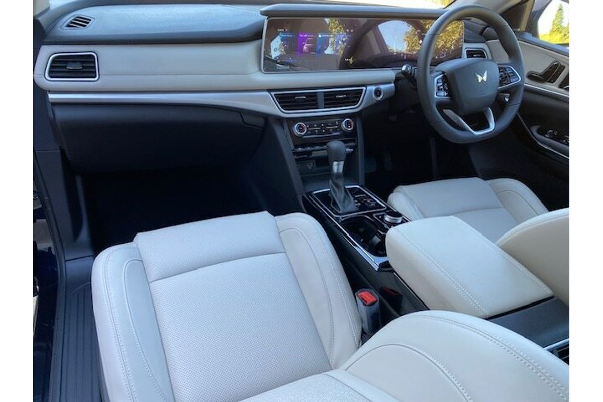 2024 Mahindra XUV700 AX7L