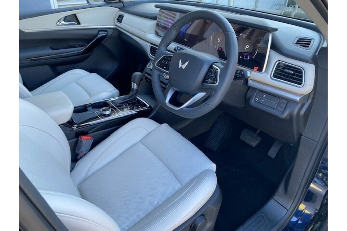 2024 Mahindra XUV700 AX7L