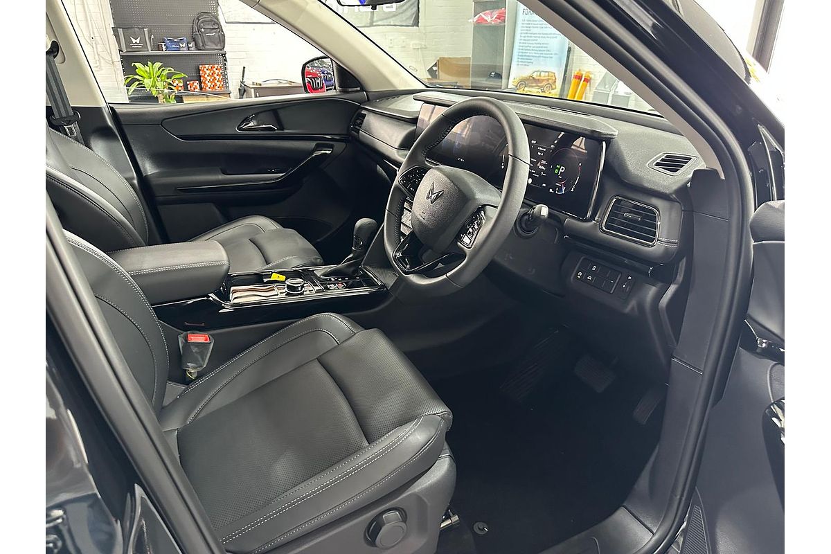 2024 Mahindra XUV700 AX7L Black Edition
