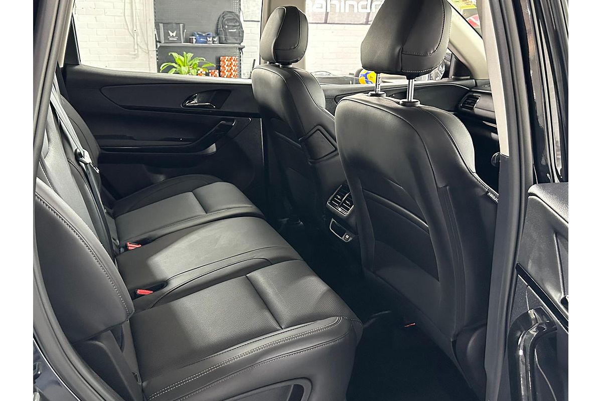 2024 Mahindra XUV700 AX7L Black Edition