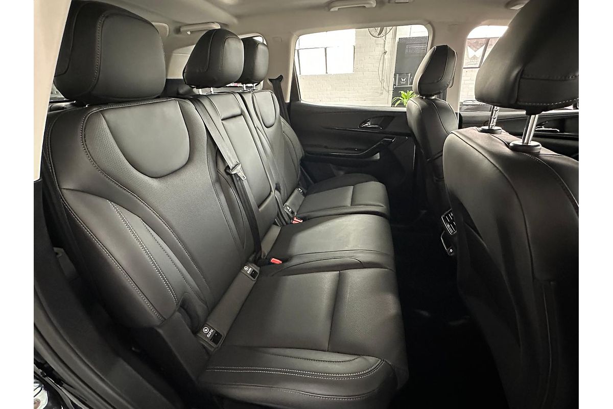 2024 Mahindra XUV700 AX7L Black Edition