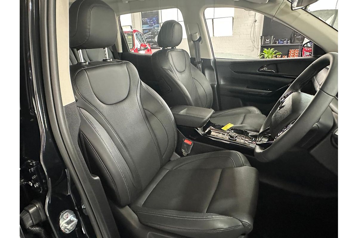 2024 Mahindra XUV700 AX7L Black Edition