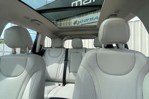 2023 Mahindra XUV700 AX7