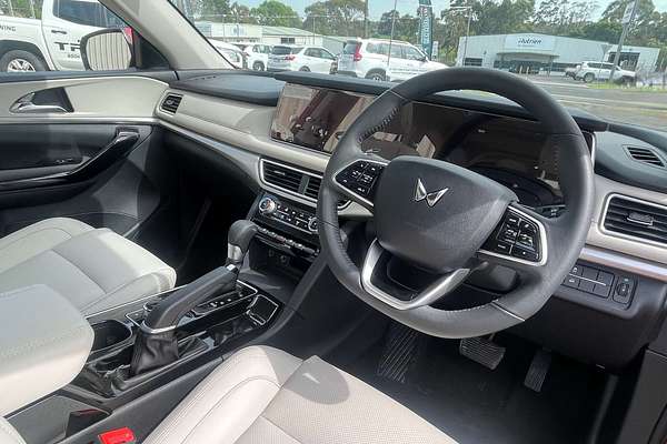 2023 Mahindra XUV700 AX7