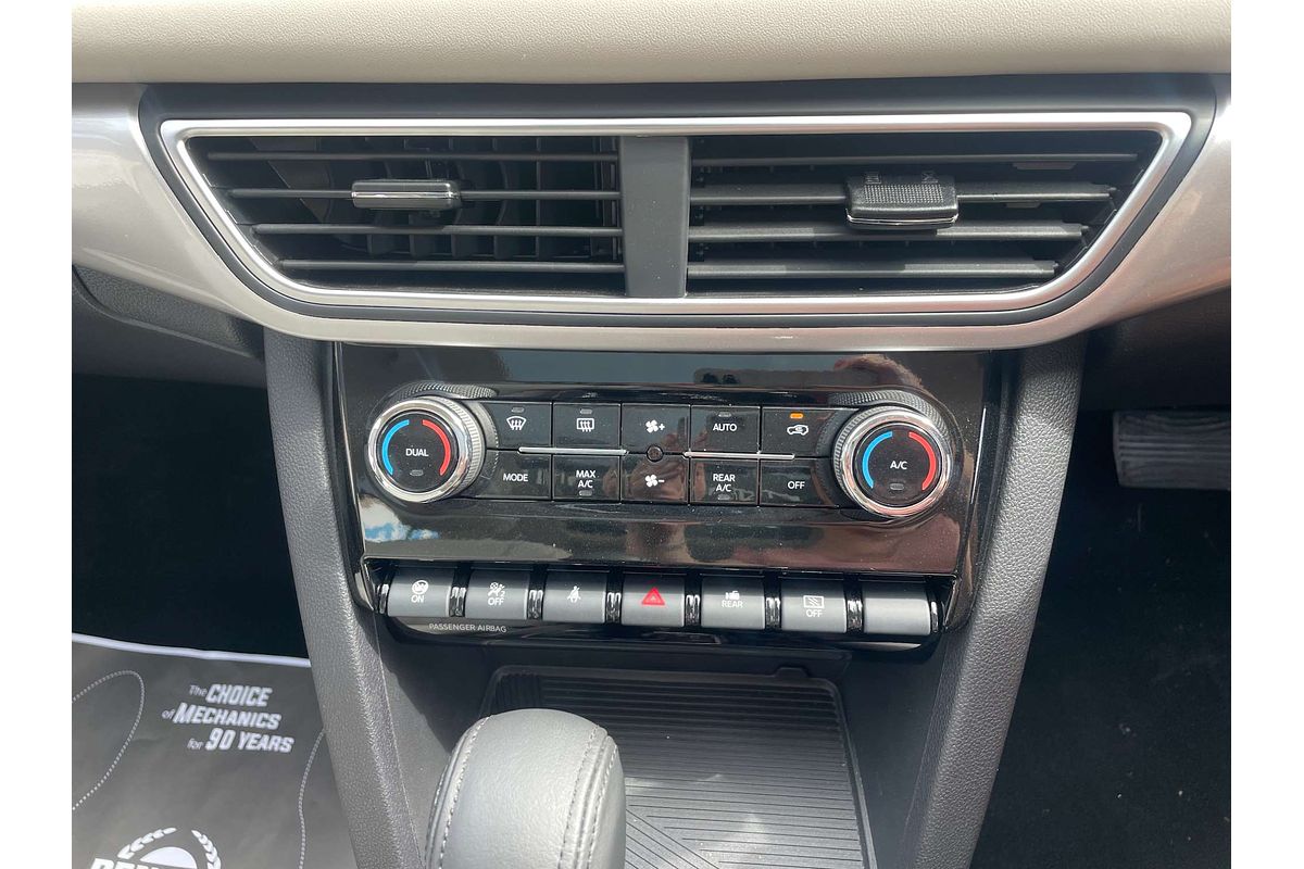 2023 Mahindra XUV700 AX7