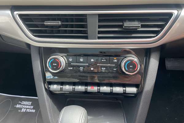 2023 Mahindra XUV700 AX7