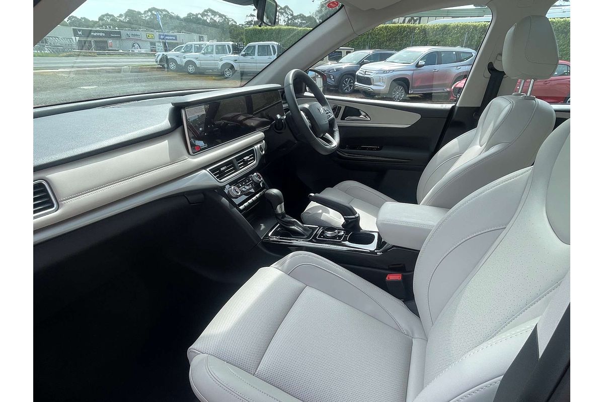2023 Mahindra XUV700 AX7