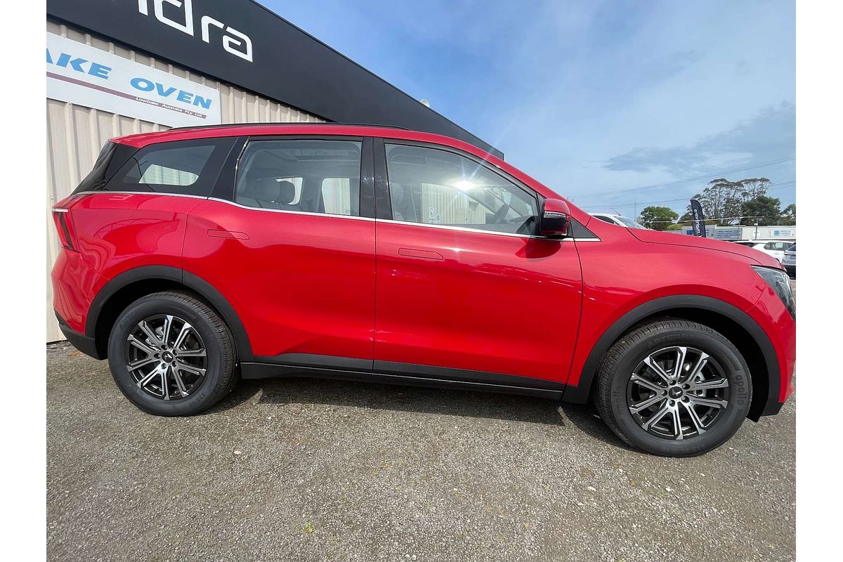 2023 Mahindra XUV700 AX7