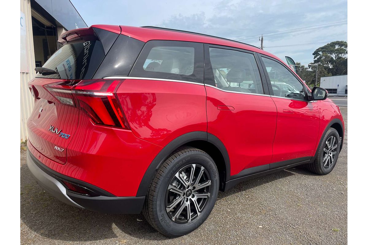 2023 Mahindra XUV700 AX7