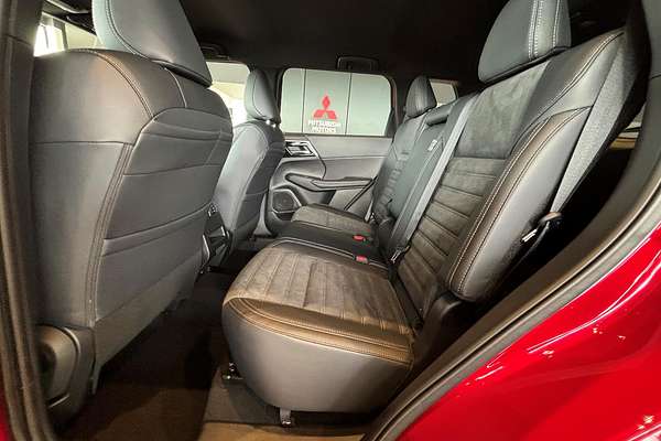 2024 Mitsubishi Outlander Black Edition ZM