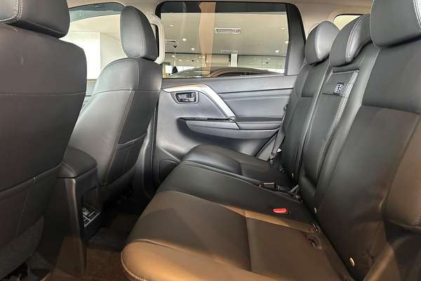 2024 Mitsubishi Outlander Black Edition ZM