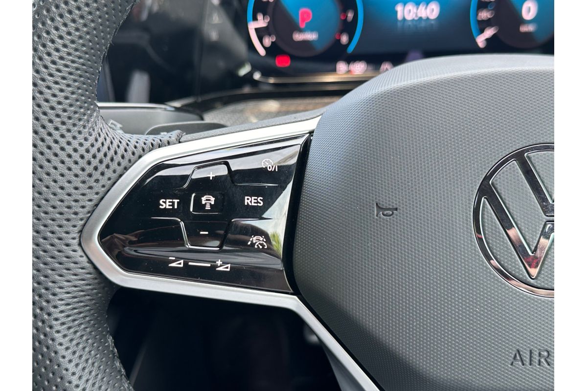 2024 Volkswagen Golf 110TSI R-Line 8