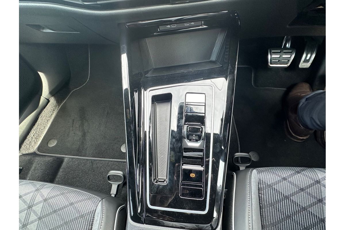 2024 Volkswagen Golf 110TSI R-Line 8
