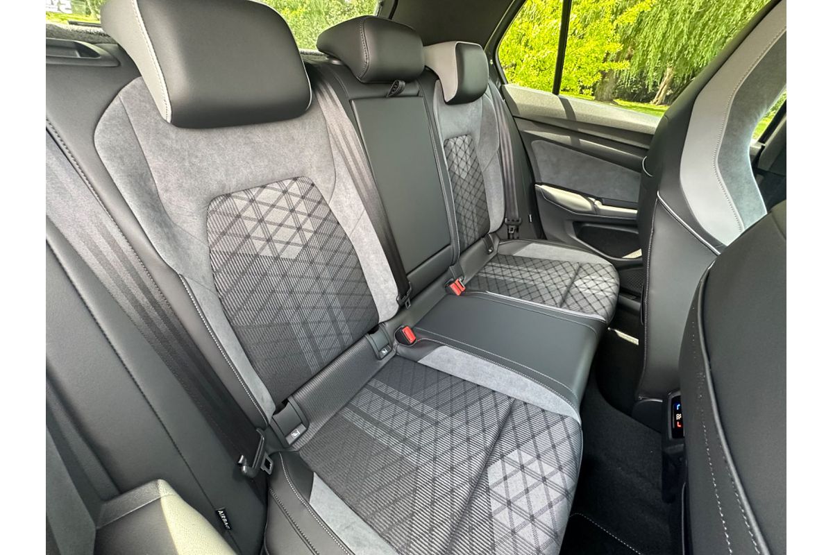 2024 Volkswagen Golf 110TSI R-Line 8