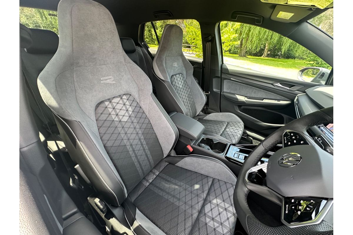 2024 Volkswagen Golf 110TSI R-Line 8