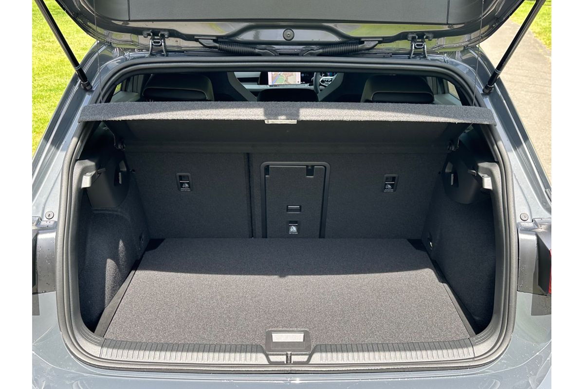 2024 Volkswagen Golf 110TSI R-Line 8