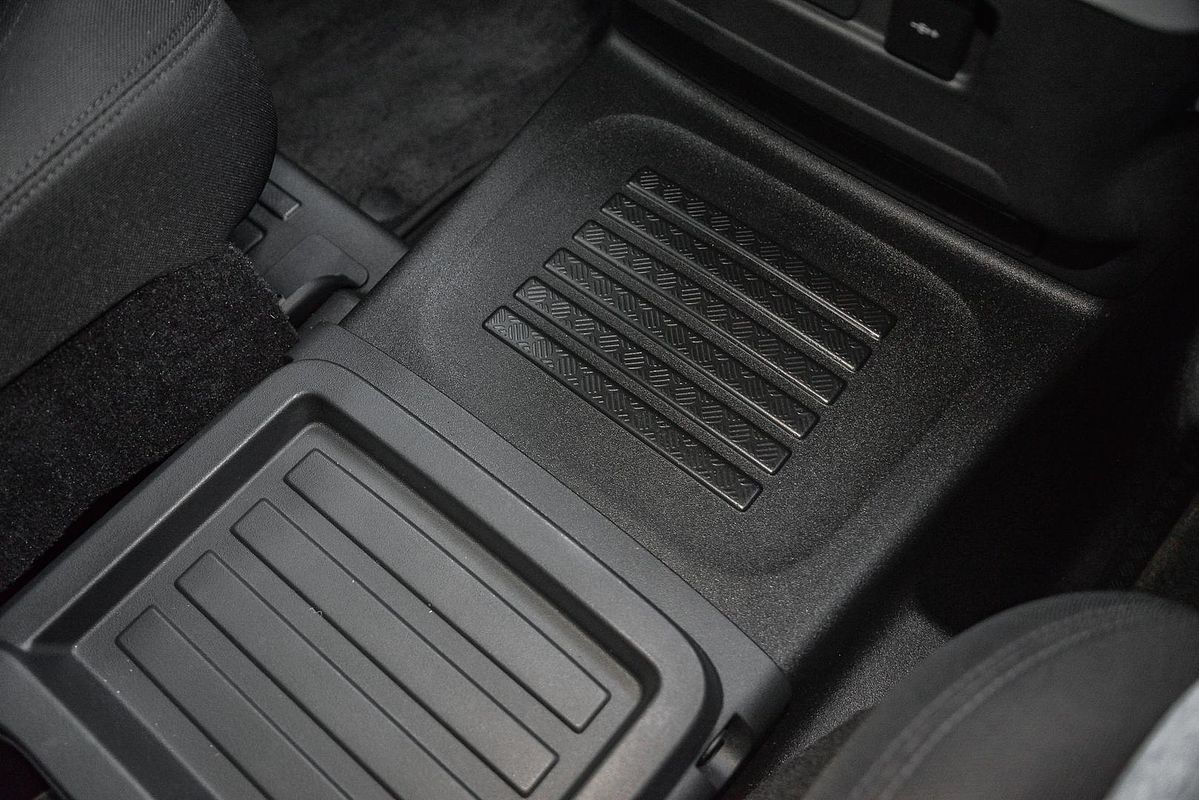 2023 Land Rover Defender 110 P300 L663