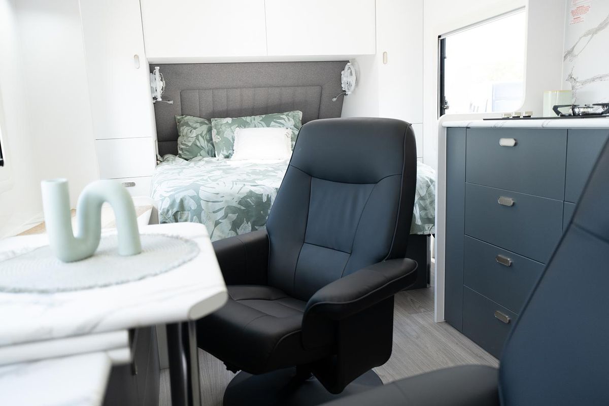 2024 Crusader Musketeer Recliner My25