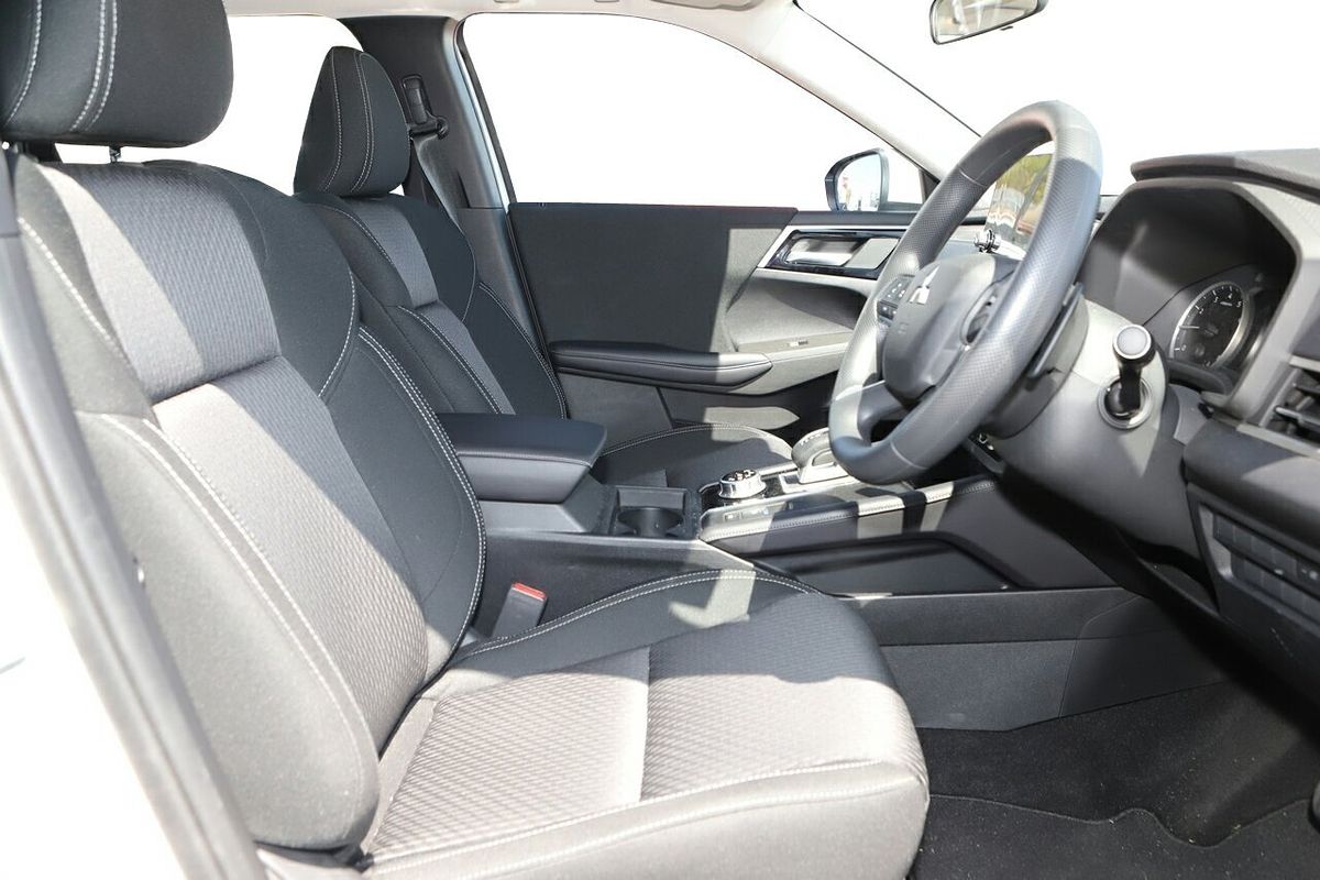 2024 Mitsubishi Outlander ES ZM
