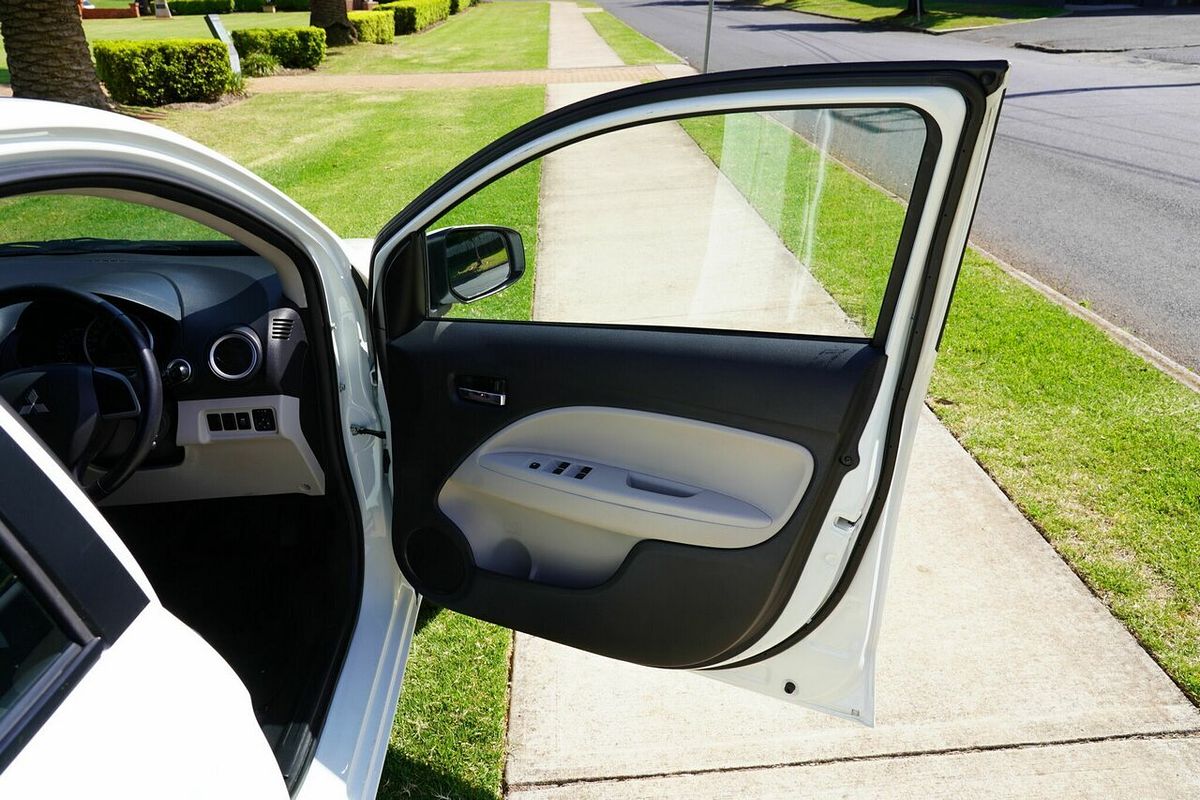 2013 Mitsubishi Mirage ES LA