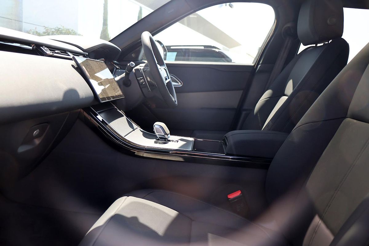 2023 Land Rover Range Rover Velar P250 Dynamic SE L560
