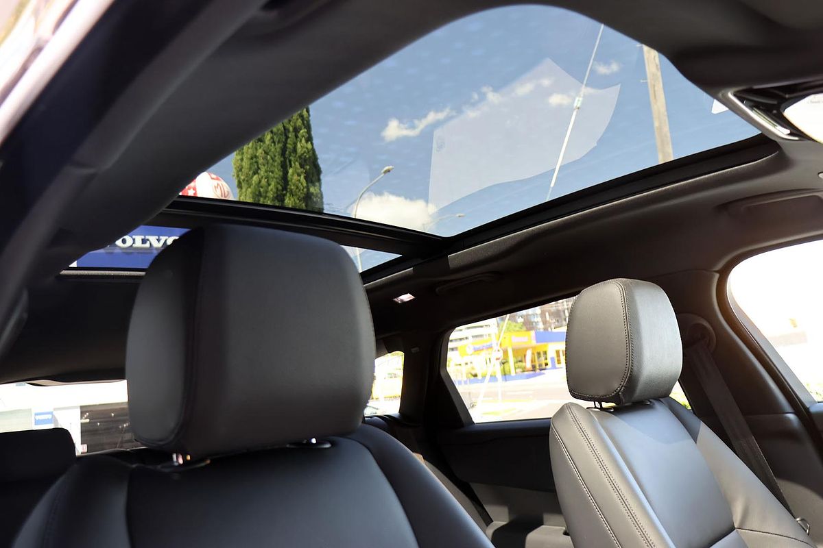2023 Land Rover Range Rover Velar P250 Dynamic SE L560