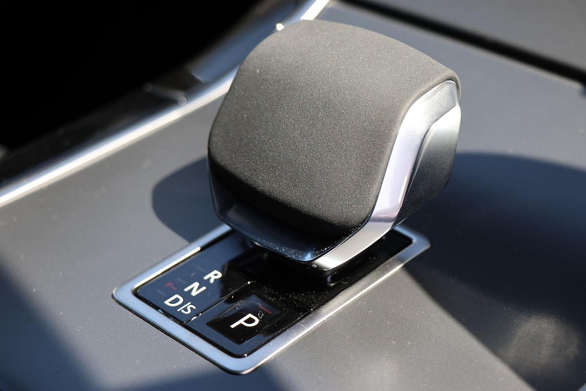 2023 Land Rover Range Rover Velar P250 Dynamic SE L560