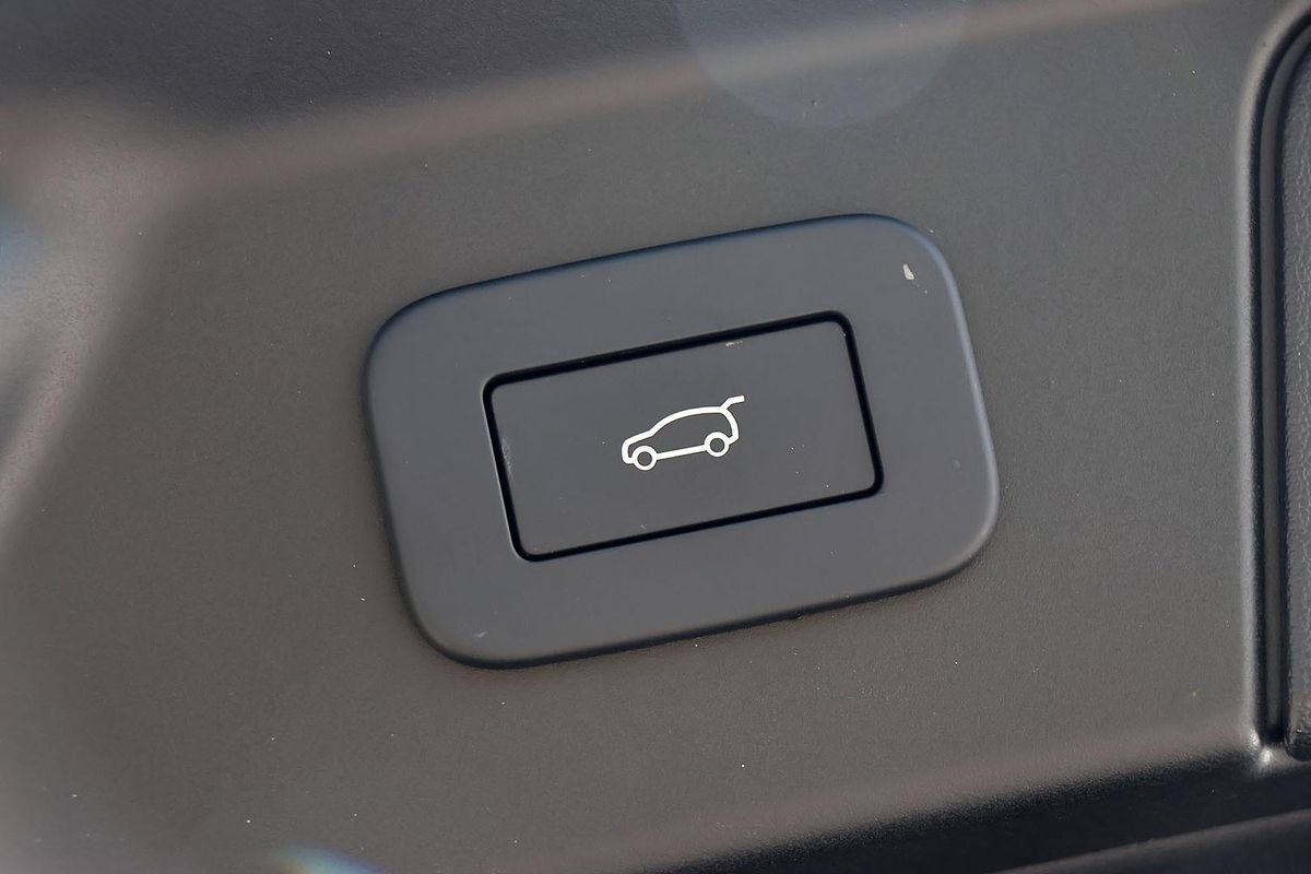 2023 Land Rover Range Rover Velar P250 Dynamic SE L560