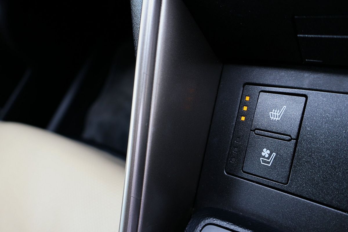 2015 Lexus IS IS300h Luxury AVE30R