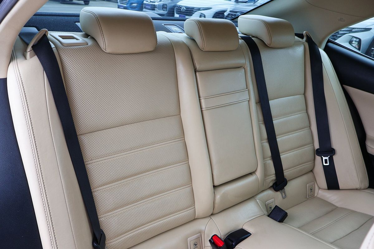 2015 Lexus IS IS300h Luxury AVE30R