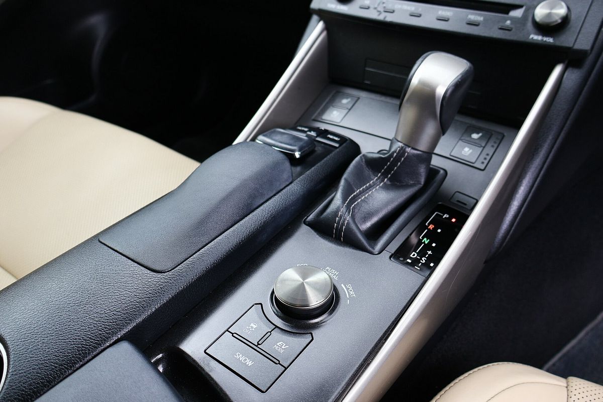 2015 Lexus IS IS300h Luxury AVE30R