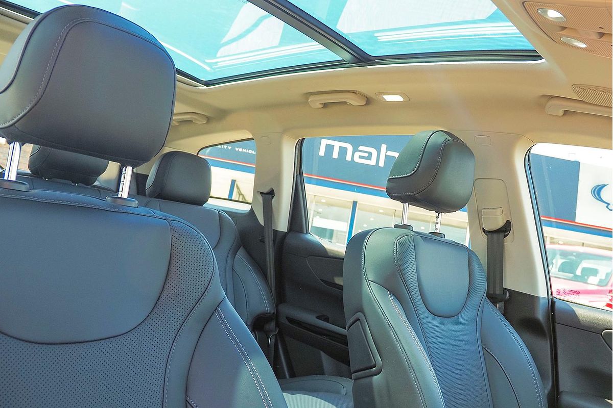 2024 Mahindra XUV700 AX7L Black Edition