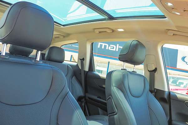 2024 Mahindra XUV700 AX7L Black Edition
