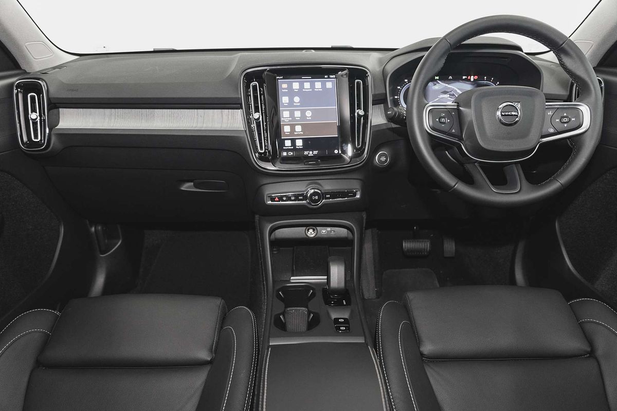 2023 Volvo XC40 Ultimate B4 Bright