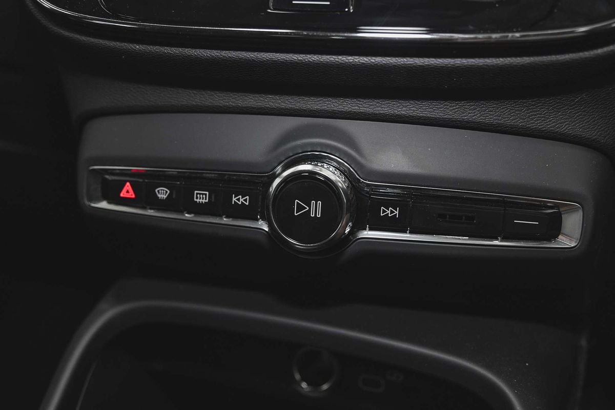 2023 Volvo XC40 Ultimate B4 Bright