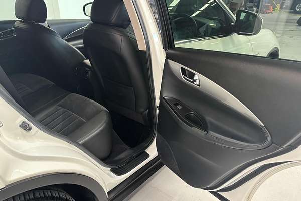2010 Nissan Skyline 370GT Type P Crossover J50