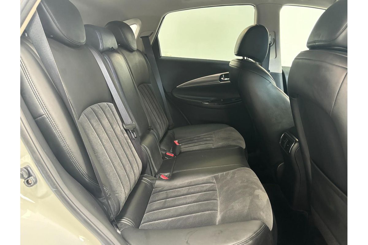 2010 Nissan Skyline 370GT Type P Crossover J50