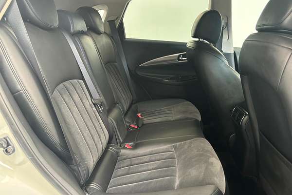 2010 Nissan Skyline 370GT Type P Crossover J50