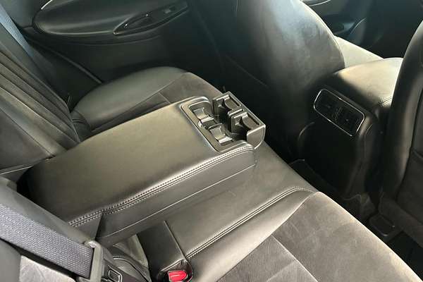 2010 Nissan Skyline 370GT Type P Crossover J50
