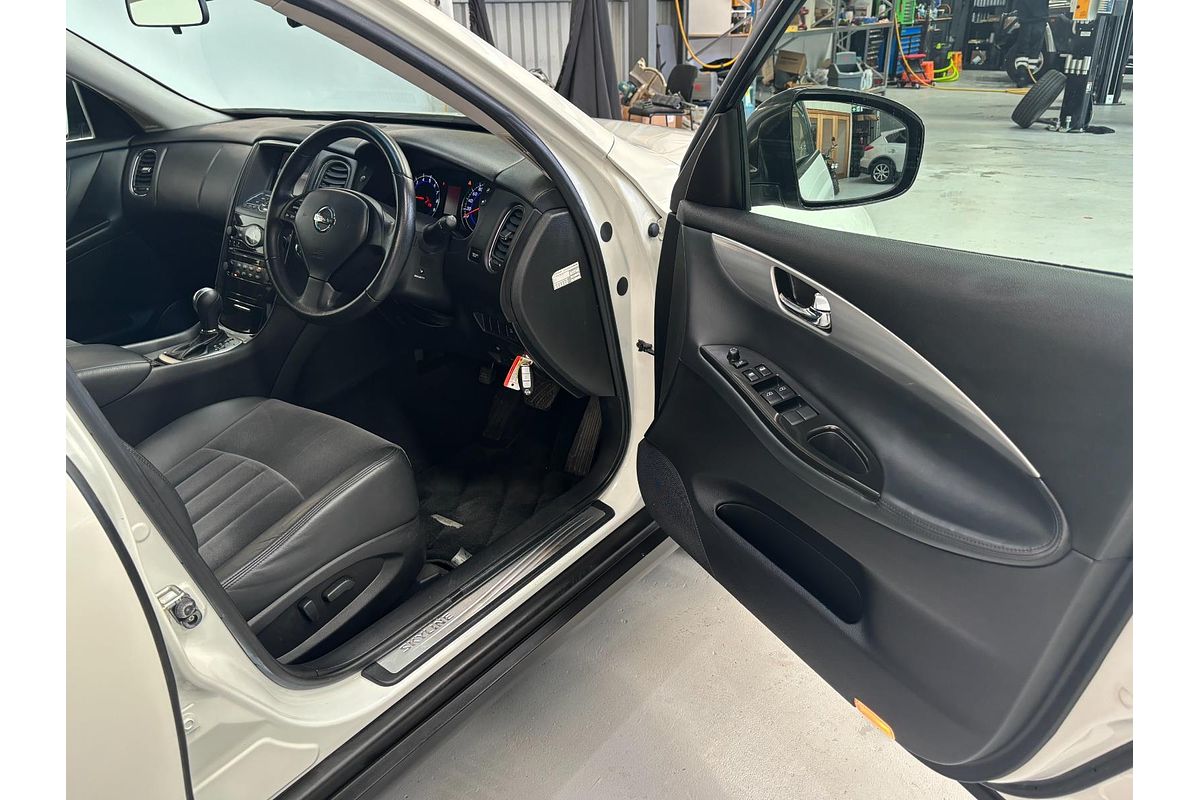 2010 Nissan Skyline 370GT Type P Crossover J50
