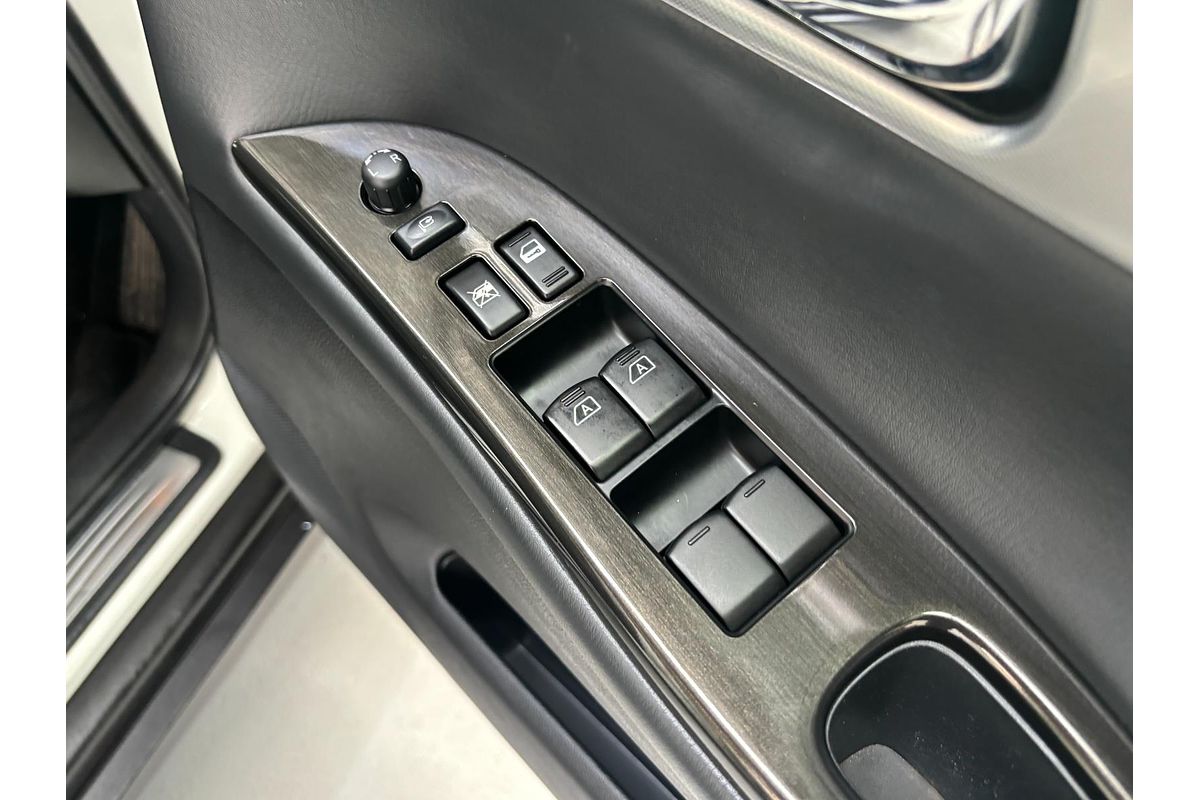 2010 Nissan Skyline 370GT Type P Crossover J50
