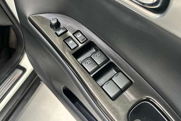 2010 Nissan Skyline 370GT Type P Crossover J50
