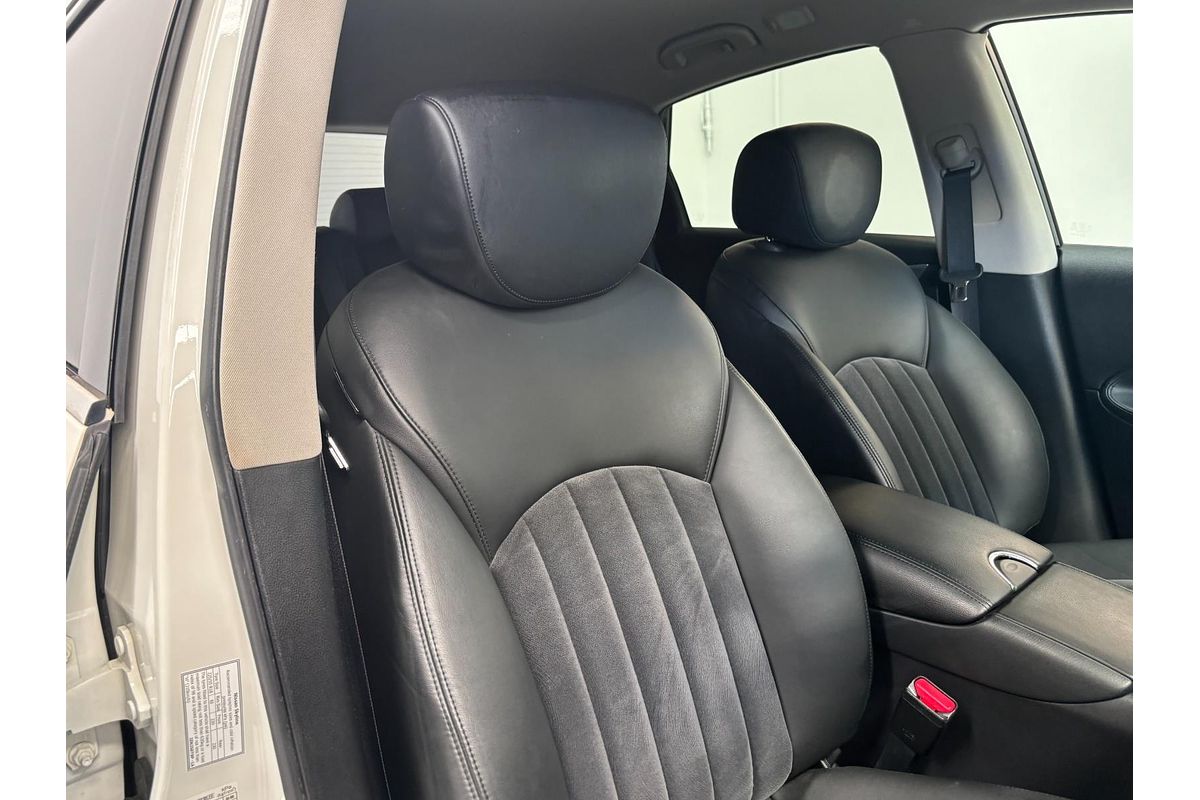 2010 Nissan Skyline 370GT Type P Crossover J50
