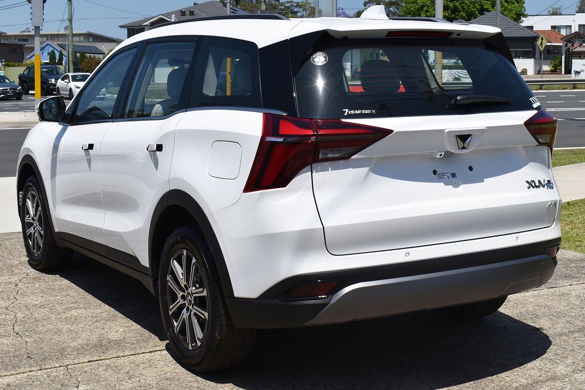 2024 Mahindra XUV700 AX7L