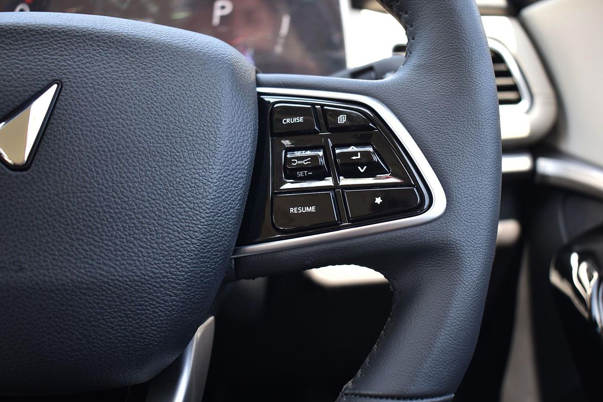 2024 Mahindra XUV700 AX7L
