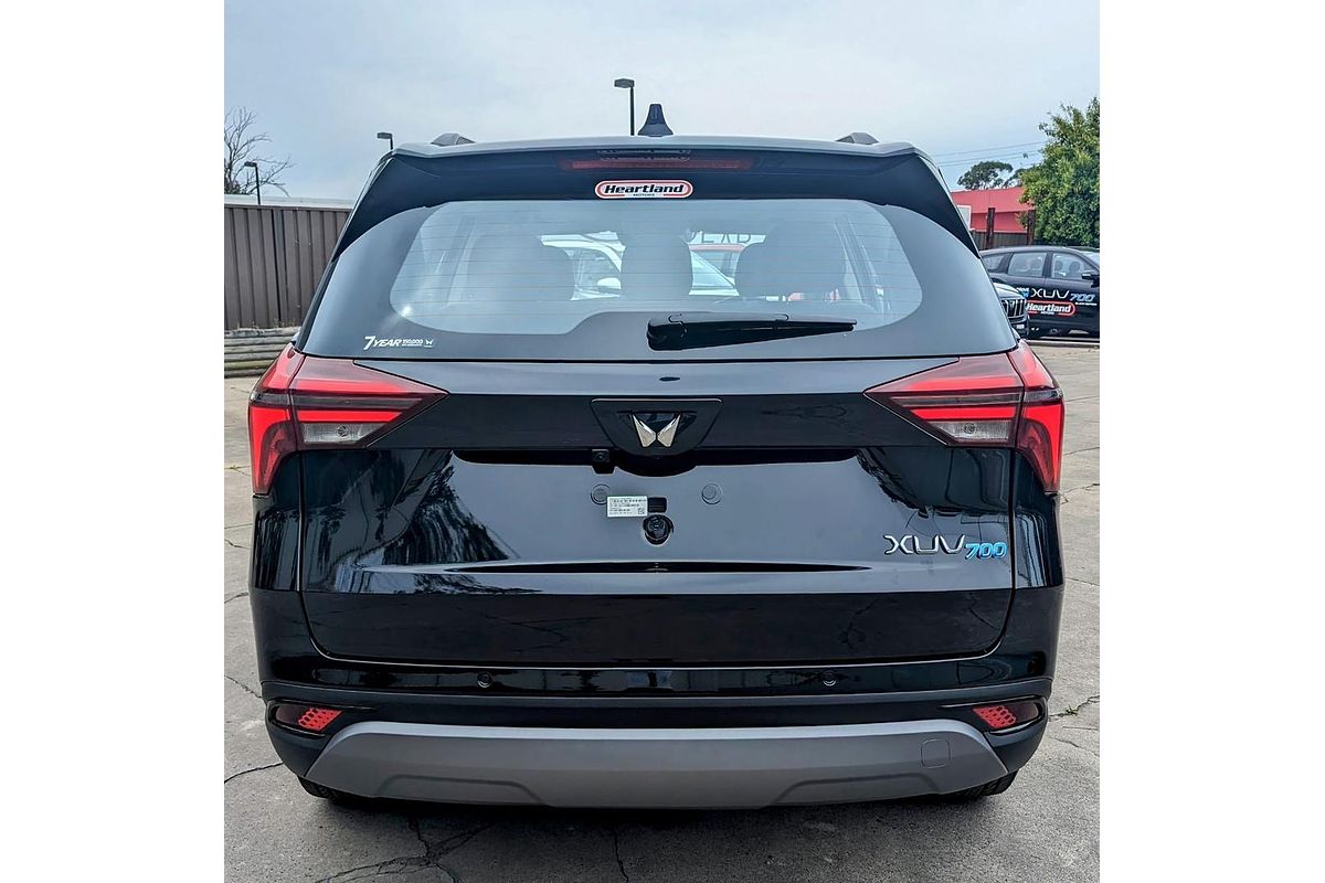 2024 Mahindra XUV700 AX7L