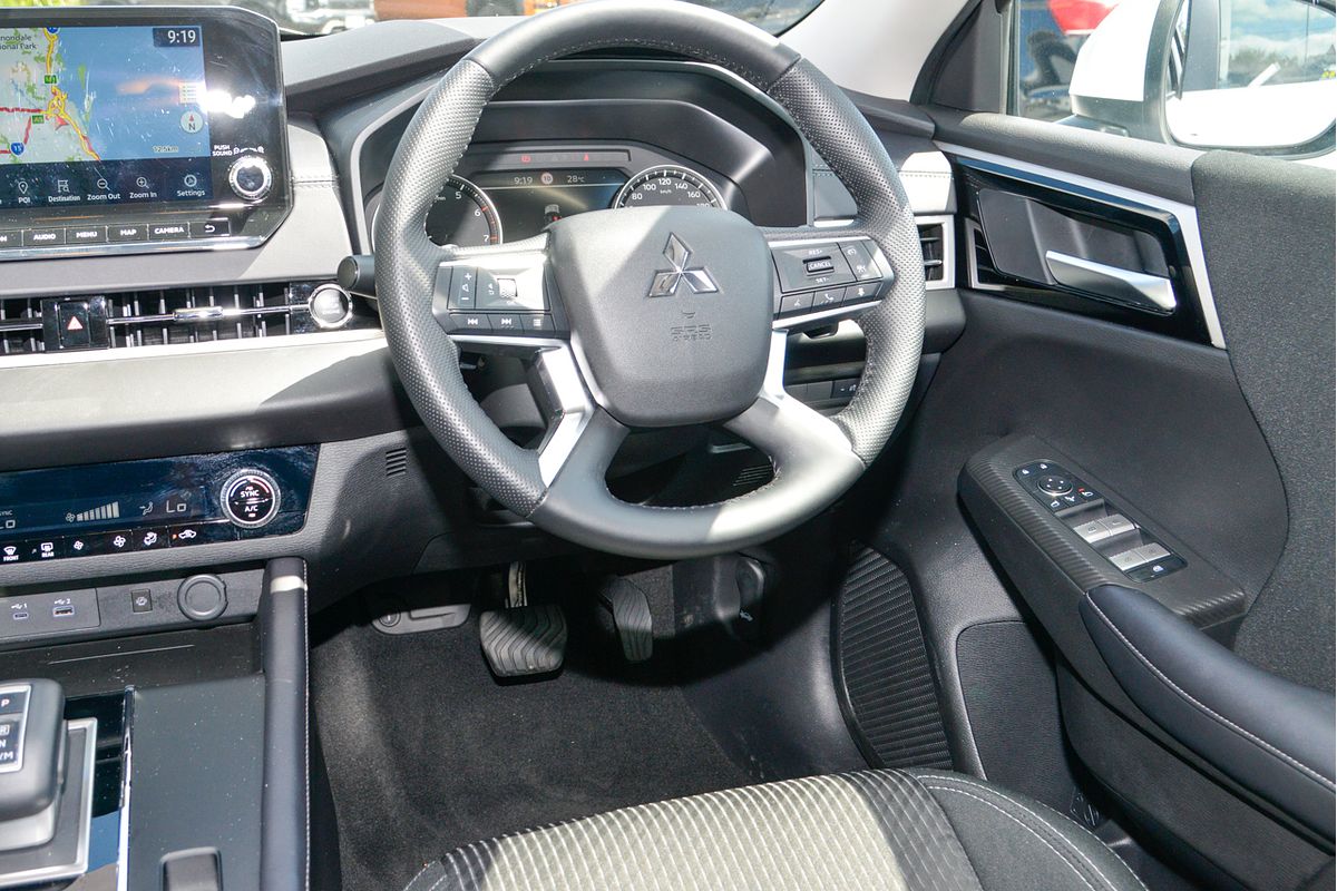 2023 Mitsubishi Outlander LS ZM