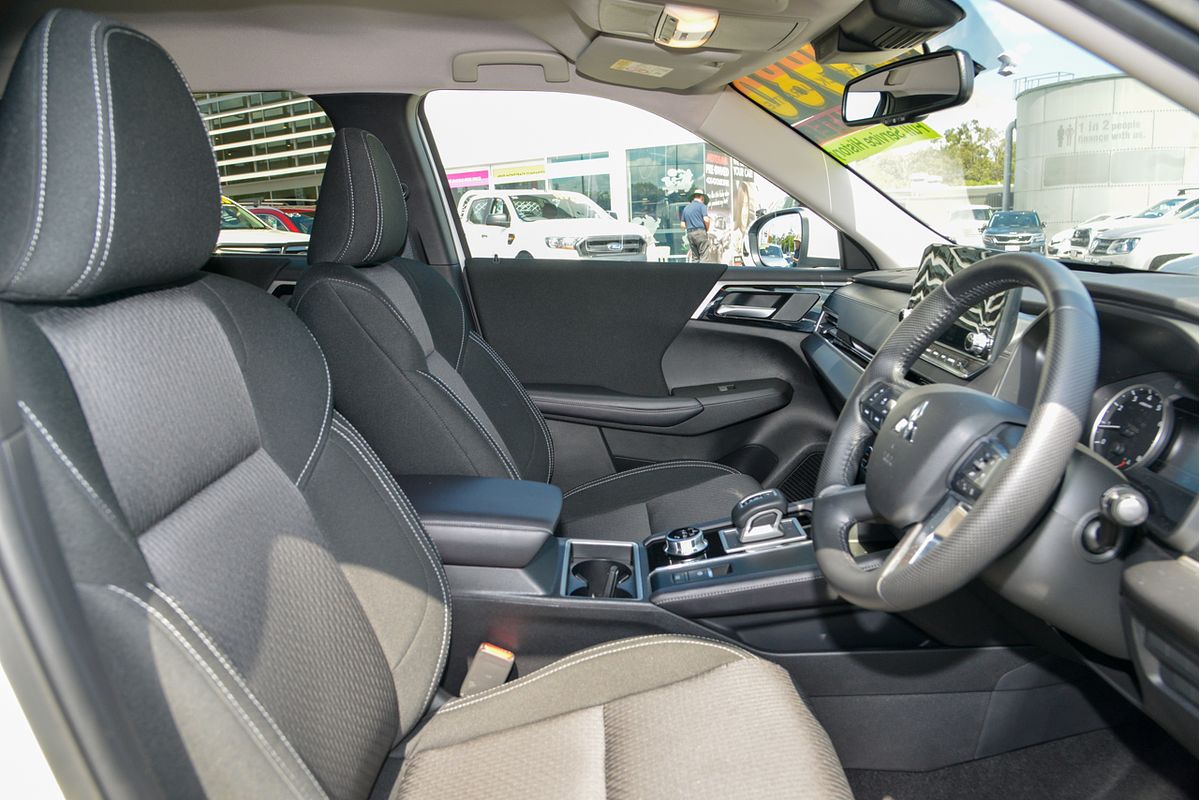 2023 Mitsubishi Outlander LS ZM