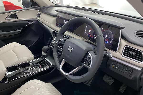 2024 Mahindra XUV700 AX7L